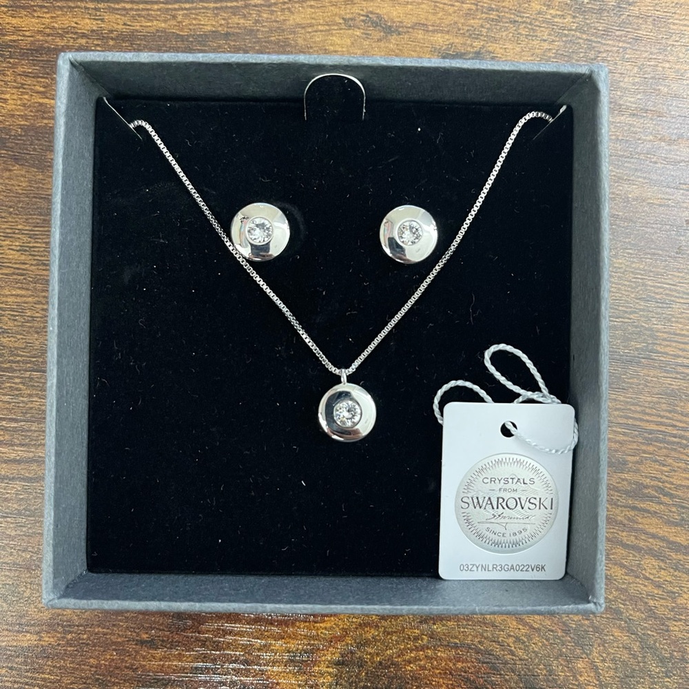 NIB Nic And Syd Stud ($128USD) Swarovski Crystal Earring/Necklace W/ Pendant Set